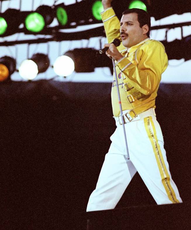 Freddie Mercury, actuando en el estadio Wembley de Londres en 1986.
