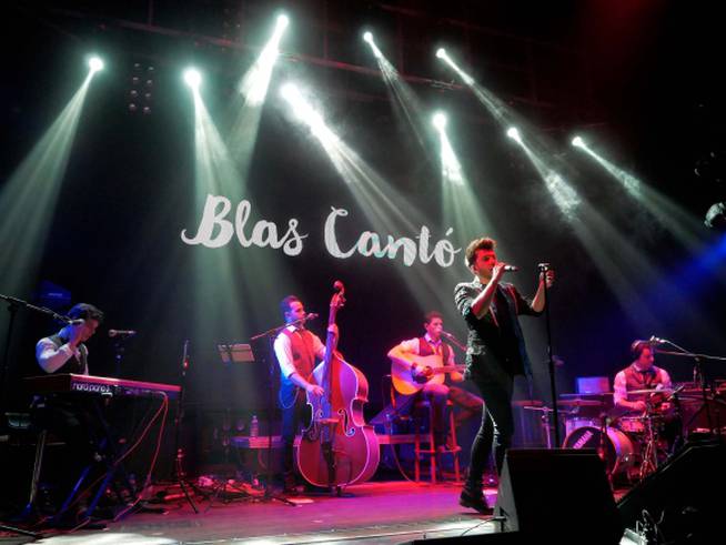 Blas Cantó, acompañado de su banda en directo.