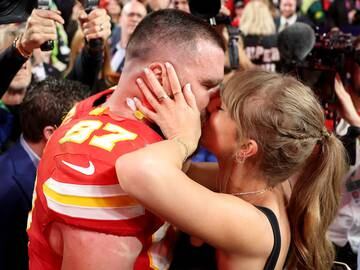 El efusivo beso de la victoria de Travis Kelce y Taylor Swift en la Super Bowl 2024