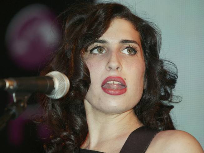 Amy Winhouse durante su presentación en el HMV Oxford Street en 2004