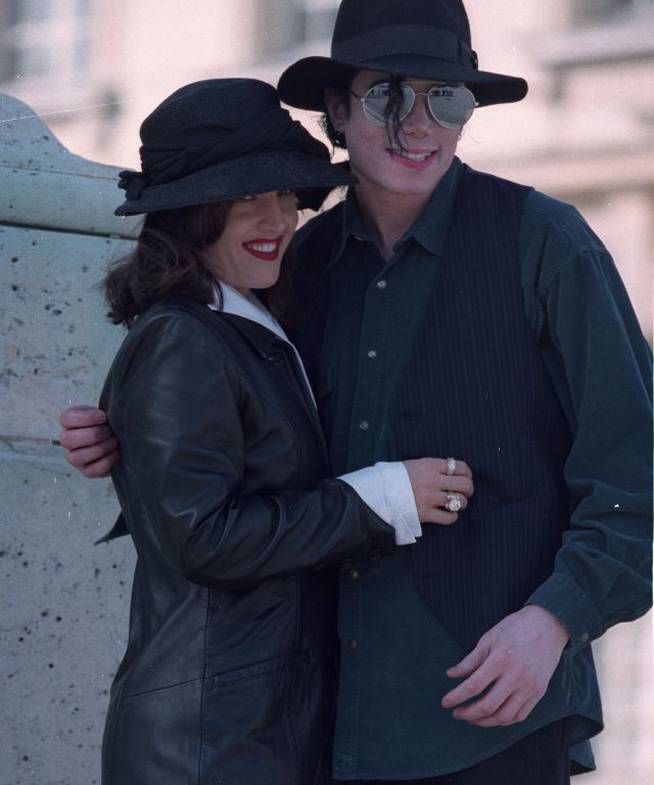 Lisa Marie Presley y Michael Jackson en Versalles en 1995.