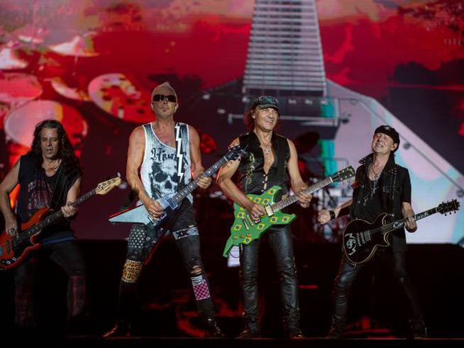 La banda Scorpions tocando en un concierto la guitarra eléctrica.