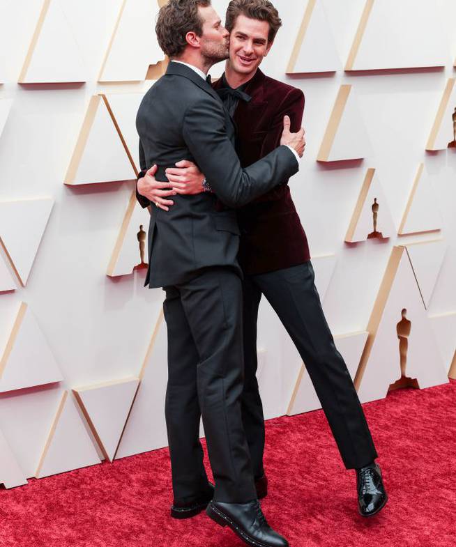 Jamie Dornan y Andrew Garfield, muy cariñosos en los Premios Oscar 2022.