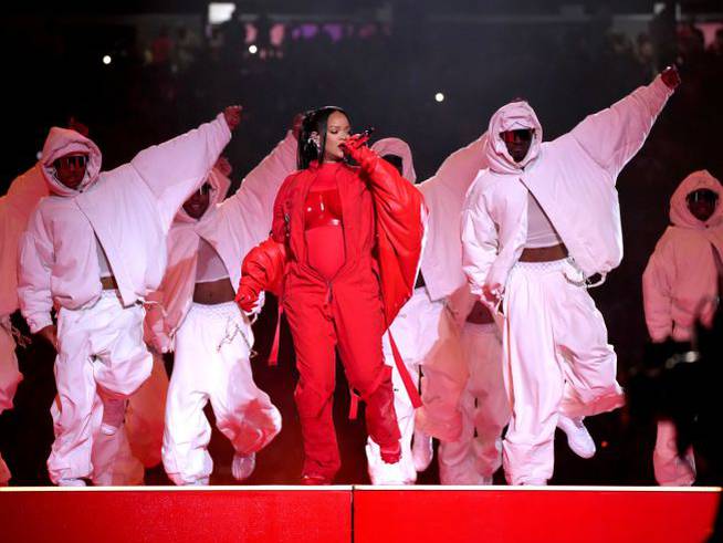 Rihanna durante su actuación en la Super Bowl LVII