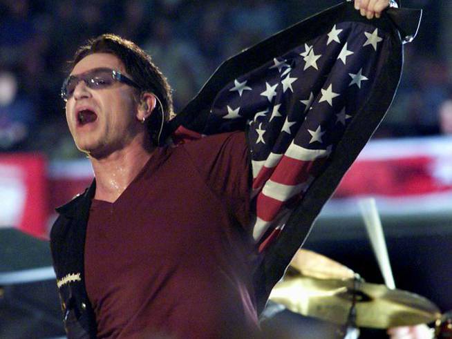 Bono (U2), en la Super Bowl de 2002.
