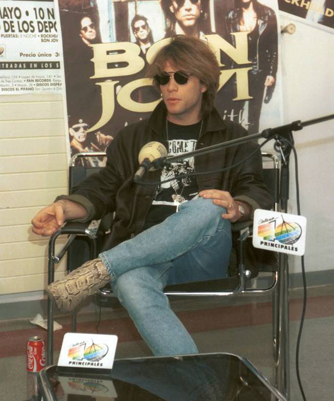 Jon Bon Jovi, en El Palacio de los Deportes de Madrid, durante una entrevista con LOS40 en mayo de 1993.
