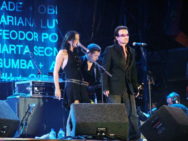 The Corrs y U2 en un concierto de 2005