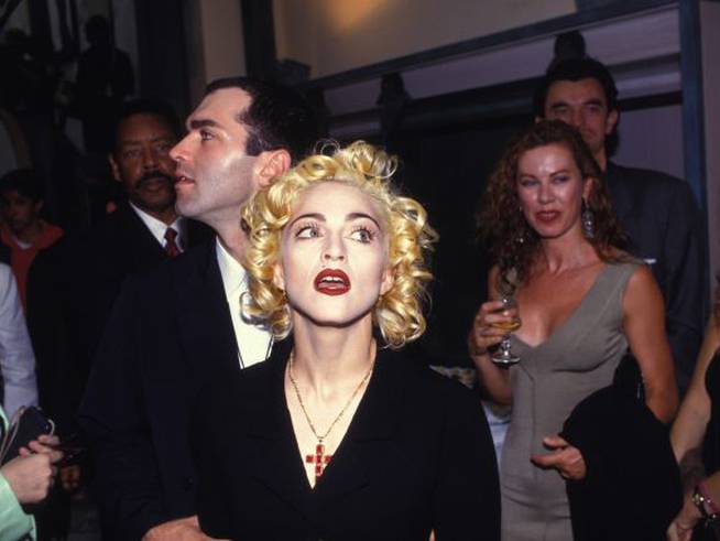 Madonna, en una exposición en la galería de Jean-Paul Gaultier, en 1990.