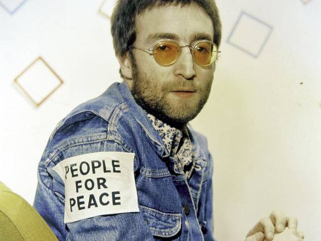 John Lennon, en el programa de televisión Top Of The Pops de la BBC en 1970.