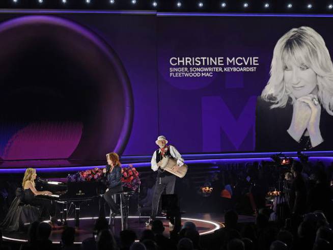 Sheryl Crow, Bonnie Raitt y Mick Fleetwood durante la actuación tributo a Christine McVie.