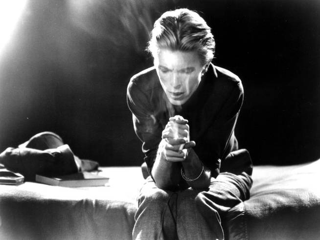 David Bowie posando en una sesión de fotos en 1976
