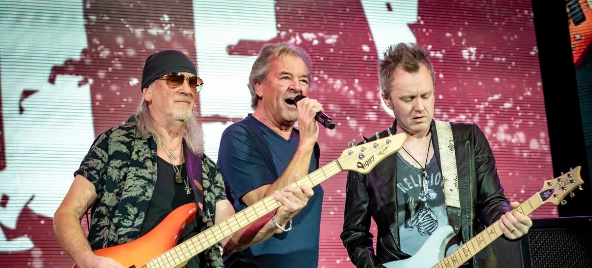 Roger Glover, Ian Gillan y Simon McBride durante un concierto de Deep Purple en Milán, el 17 de octubre de 2022.