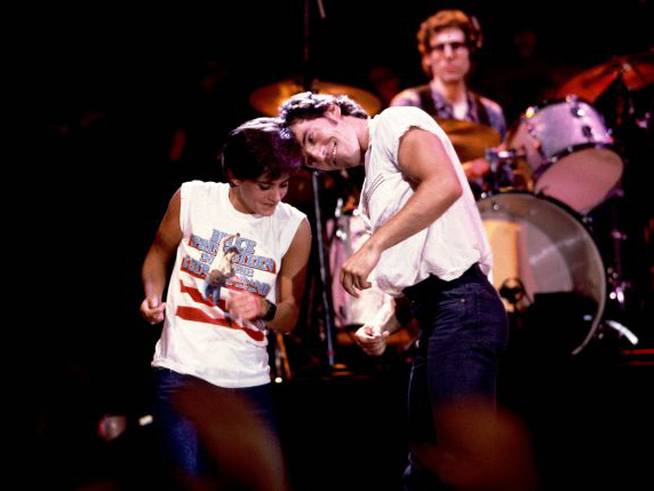 Bruce Springsteen y Courteney Cox, en la grabación del videoclip &#039;Dancing in the Dark&#039; en 1984.
