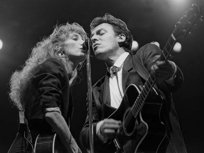 Bruce Springsteen y Patti Scialfa durante un concierto, el 28 de febrero de 1988