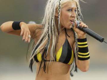 Christina Aguilera posa en topless para recrear la portada de ‘Stripped’