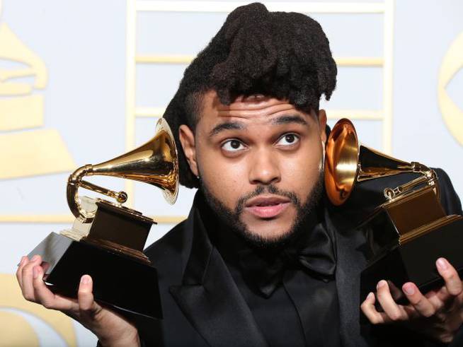 The Weeknd se llevó dos gramófonos.