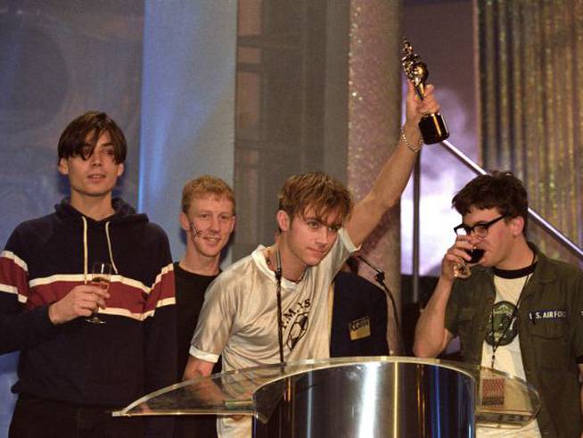 Blur: Alex James, Dave Rowntree, Damon Albarn, Graham Coxon reciben un premio en los Brit Awards en 1995.