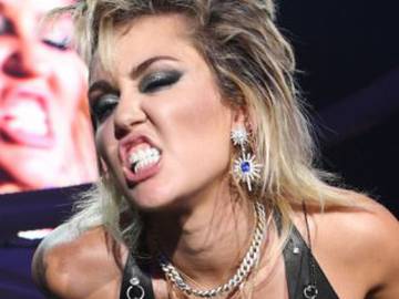 Miley Cyrus para su concierto para reconocer que casi sufre un ataque de pánico