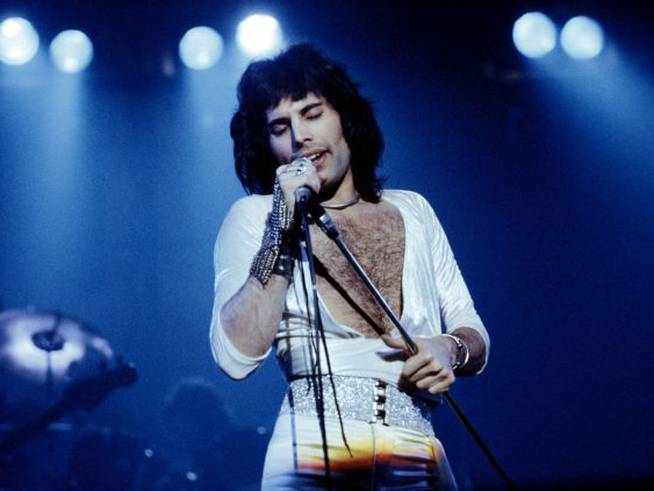 Freddie Mercury, actuando en directo con Queen en 1975.