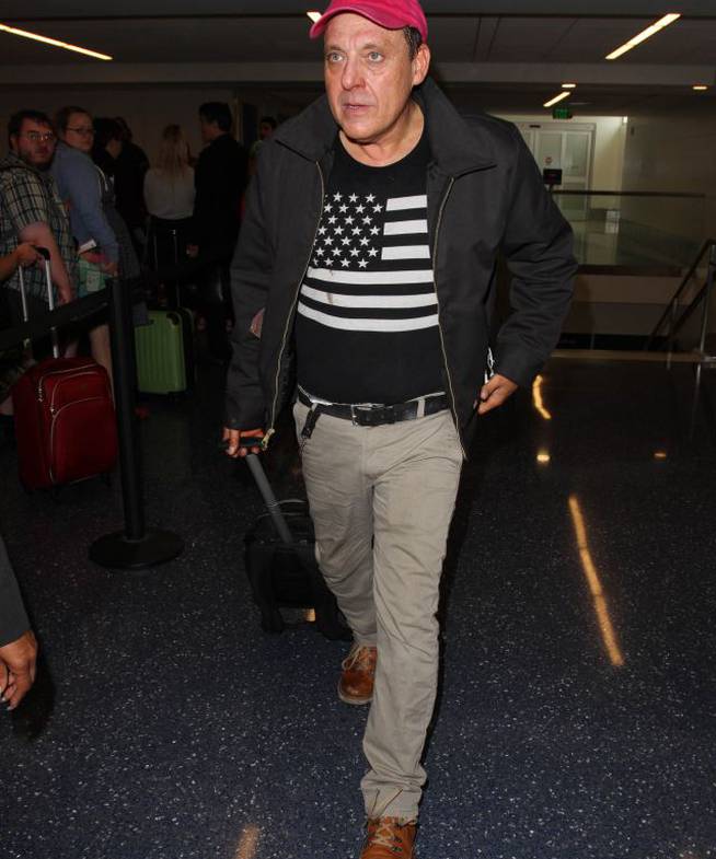 El actor Tom Sizemore es cazado por los paparazzis en el aeropuerto de Los Ángeles en julio de 2016