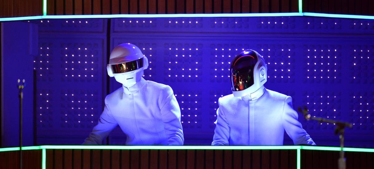 Daft Punk durante su actuación en la 56 edición de los Premios Grammy, celebrados Los Ángeles, California, en 2014.