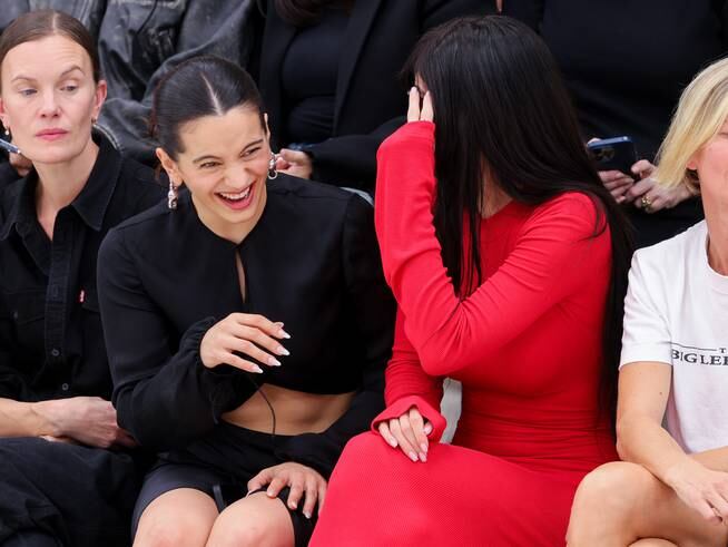Rosalía y Kylie Jenner, cómplices en el desfile de Acne Studio en la Semana de la Moda de París.