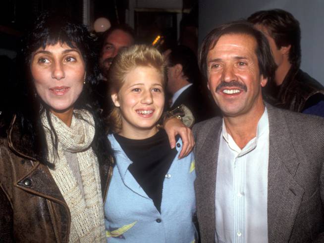 Cher, Chastity Bono y Sonny Bon en una foto de 1983