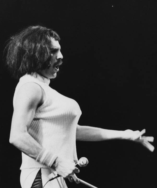 Freddie Mercury interpreta &#039;I Want To Break Free&#039; durante el concierto de Queen en Río de Janeiro en 1985.