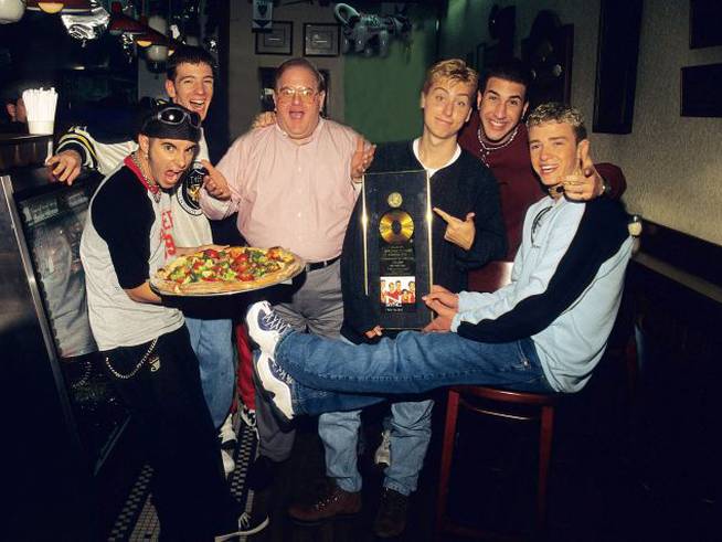 Lou Pearlman posa con N&#039;Sync: Chris Kirkpatrick, JC Chasez, Lance Bass, Joey Fatone y Justin Timberlake, en 1996.
