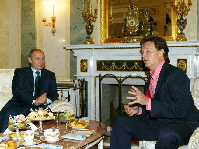 Paul McCartney se reunió con Putin durante su visita a Moscú en 2003.