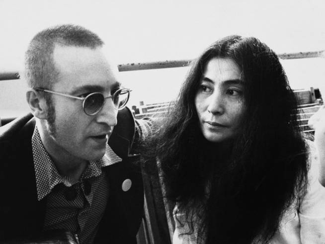 John Lennon y Yoko Ono en 1974