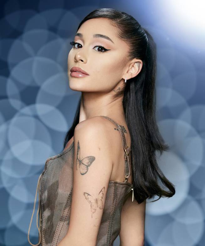 Ariana Grande con algunos de sus tatuajes