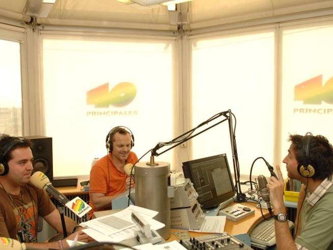 -Miguel Bosé durante entrevista en Anda Ya con Frank Blanco y Raúl Pérez en el estudio de Los 40 Principales