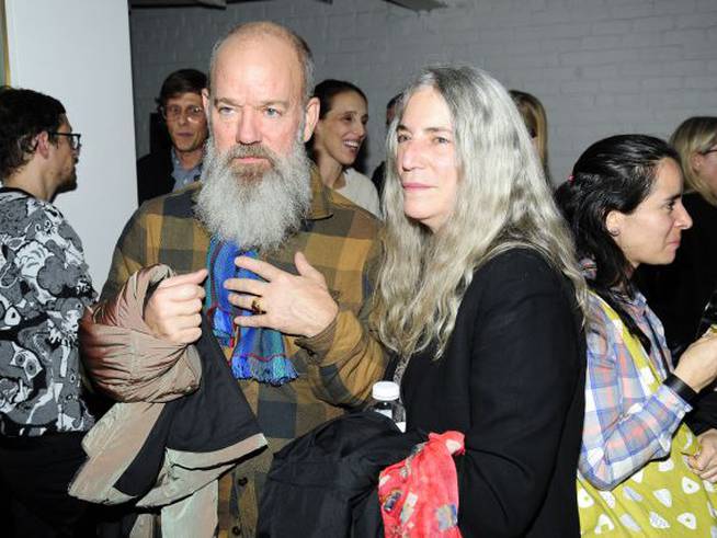 Michael Stipe y Patti Smith asisten a una exposición artística en una galería de Nueva York (2016)