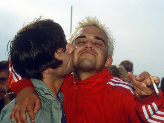 Liam Gallagher y Robbie Williams, en el festival de Glastonbury en 1995.