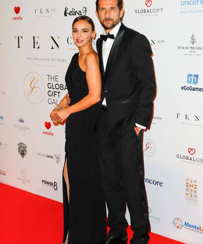 Chenoa y su prometido, Miguel Sánchez Encinas, en el photocall de la gala Global Gift 2021 en París, Francia.