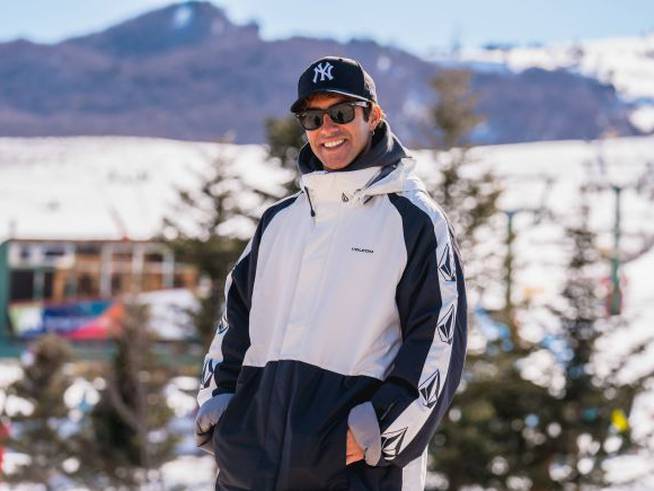 Álvaro de Luna posando sonriente junto a la pista de esquí de Formigal.
