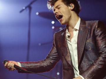 La última de Harry Styles: ¡bebe de su zapato durante un concierto!