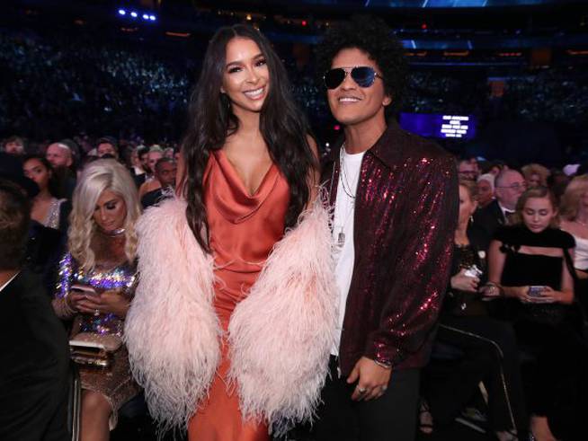 Bruno Mars y su novia, Jessica Caban, pletóricos en los Grammy.