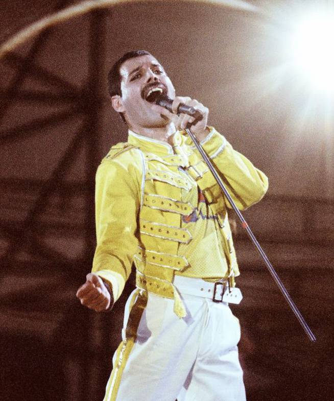 Freddie Mercury con su clásica chaqueta amarilla