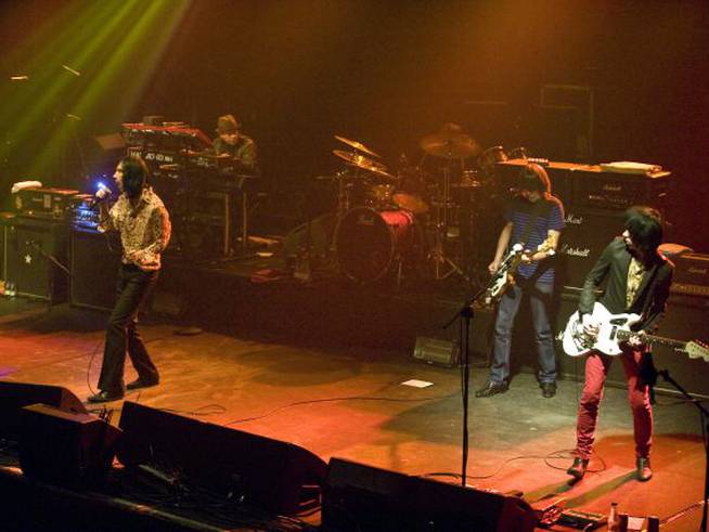 Primal Scream durante un concierto en la sala Razzmatazz, Barcelona, en noviembre de 2010.