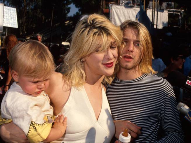 Kurt Cobain y Courtney Love con su hija Frances Bean en 1993