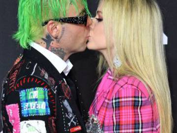 El apasionado beso de Avril Lavigne y Mod Sun en la alfombra roja de los MTV VMAs 2021