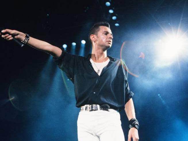 El vocalista de Depeche Mode, David Gahan, actúa en directo en Tokyo en 1990.