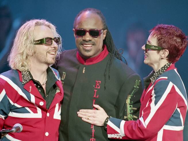Eurythmics y Stevie Wonder en los BRIT Awards de 1999