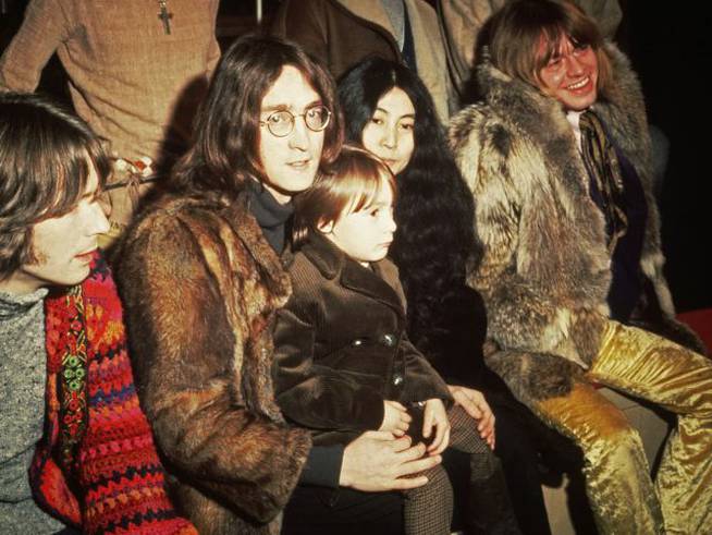 John Lennon y Yoko Ono, junto a Eric Clampton y Brian Jones, luciendo pieles