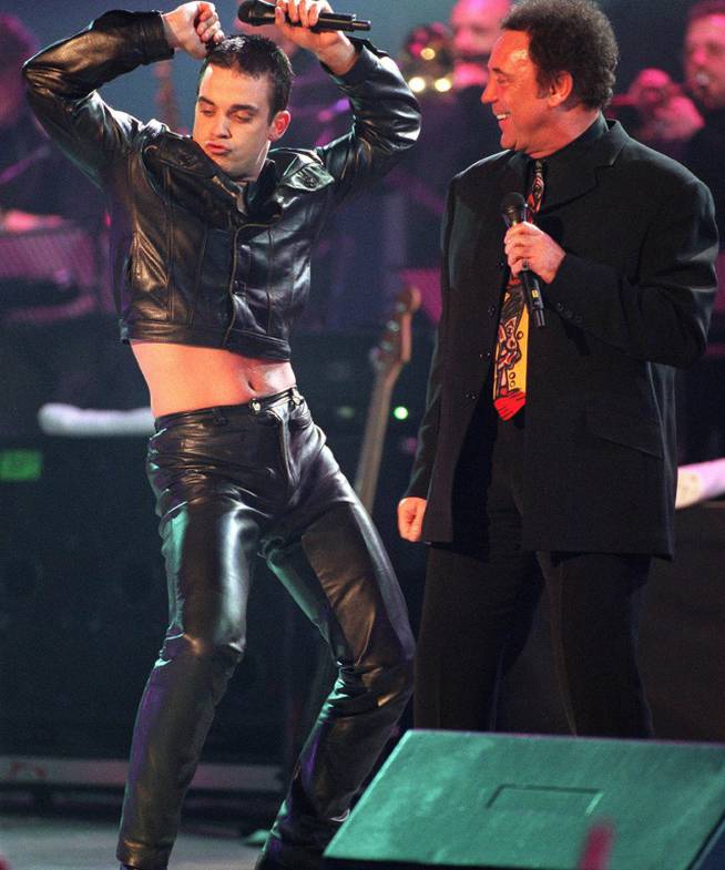 Robbie Williams y Tom Jones en los BRIT Awards 1998