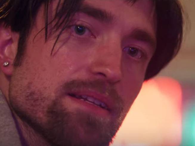 Robert Pattinson en una captura del trailer de &#039;Good Times&#039;