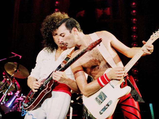 Brian May y Freddie Mercury, actuando en el Wembley Arena en 1984.