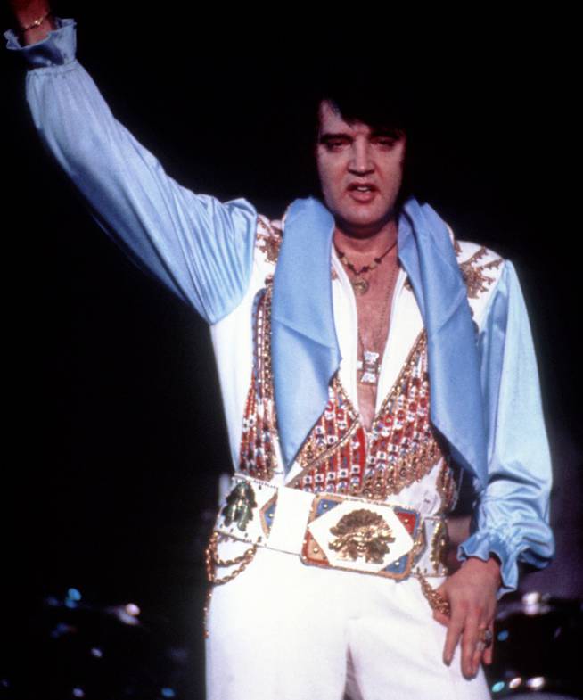 Elvis Presley en un concierto en 1975